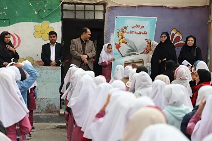 قفسه‌های مطالعه کتاب در مدارس کمتر برخوردار ارومیه ایجاد می‌شود