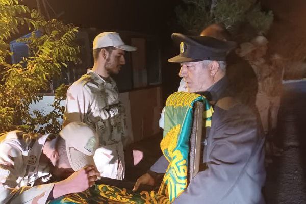پذیرایی مرزداران خراسان جنوبی از پرچم امام رضا(ع) در نقطه صفر مرزی  پذیرایی مرزداران خراسان جنوبی از پرچم امام رضا(ع) در نقطه صفر مرزی