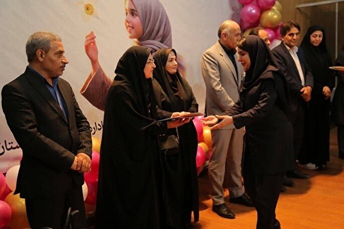 دختران محور اصلی در تربیت نسل‌های آینده هستند