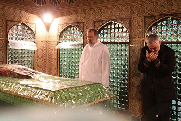 فیلم | شهید خدمت و شهید مقاومت در حرم رضوی