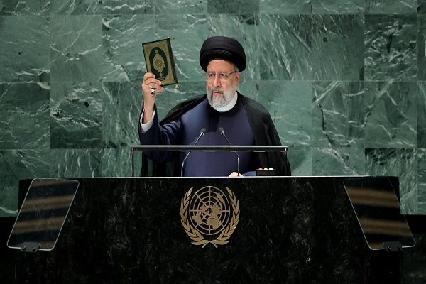 بالا بردن قرآن کریم در صحن سازمان بینالملل نشان از توجه آیت رئیسی بود بالا بردن قرآن کریم در صحن سازمان بینالملل نشان از توجه آیت رئیسی بود