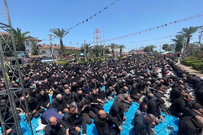 عکس | اقامه نماز ظهر عاشورا در میدان شهدای ذهاب رشت