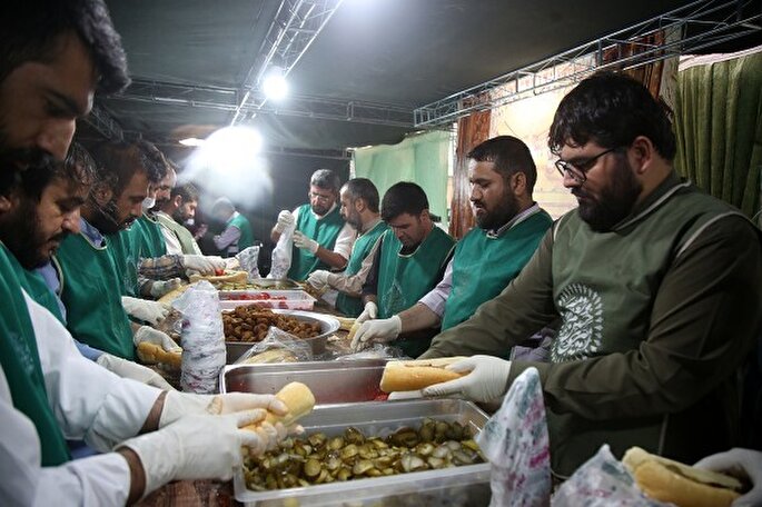 عکس | فعالیت ایستگاه‌های صلواتی عید غدیر در حرم بانوی کرامت