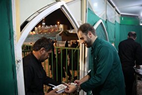 عکس | پذیرایی موکب‌های مستقر در حرم بانوی کرامت از زائران اربعین