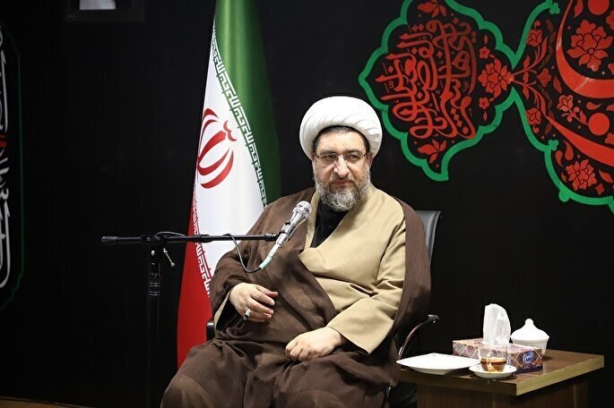 عقب‌نشینی از جریان خدمت در جامعه مذموم است