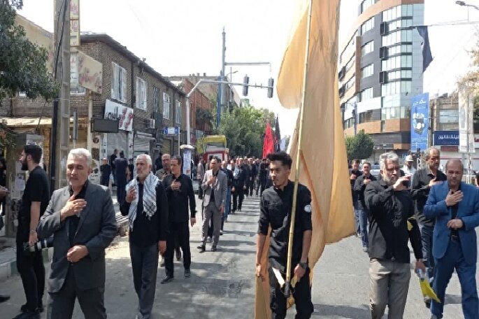 فیلم | عزاداری خیابانی فرهنگیان و دانش‌آموزان ارومیه در قالب هیئت «یاوران ولایت»