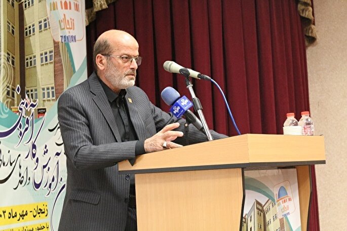 آموزش و تربیت در کنار هم مورد توجه قرار گیرد