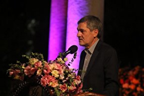 حافظ خود را تابع قرآن می‌داند