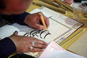 برپایی میز خطاطی اسامی و القاب حضرت معصومه(س) در حرم بانوی کرامت + عکس