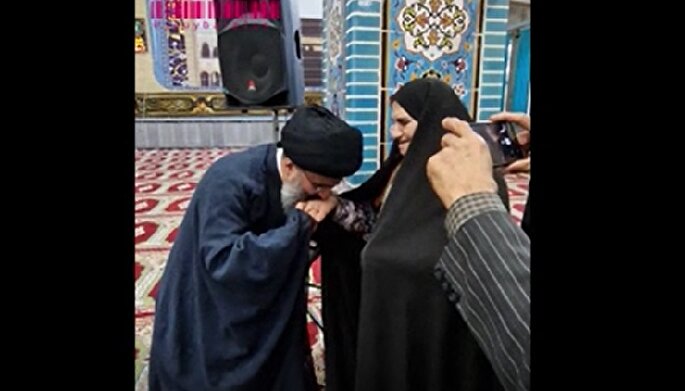 فیلم | بوسه بر دستان مادر