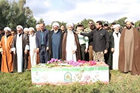 عکس | اقامه نماز نماینده ولی فقیه در مازندران بر پیکر شهید مدافع امنیت «پوریا عبادی»