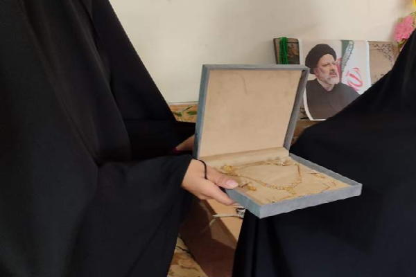 اهدای سرویس طلا بانوی زرندی به مردم مظلوم غزه ولبنان