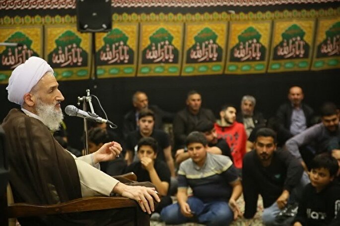 عکس | اقامه نماز نماینده ولی فقیه در مازندران بر پیکر مادر شهیدان «یوسفی بنتی»