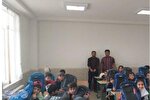 اهدای کتاب به دانش‌آموزان روستای سیاه بیدسفلی