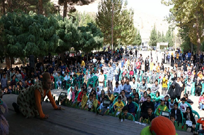 استقبال بی‌سابقه کودکان کرمانی از تماشاخانه سیار کانون پرورش فکری 