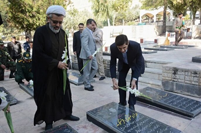 عکس | غبارروبی گلزار شهدای خرم‌آباد