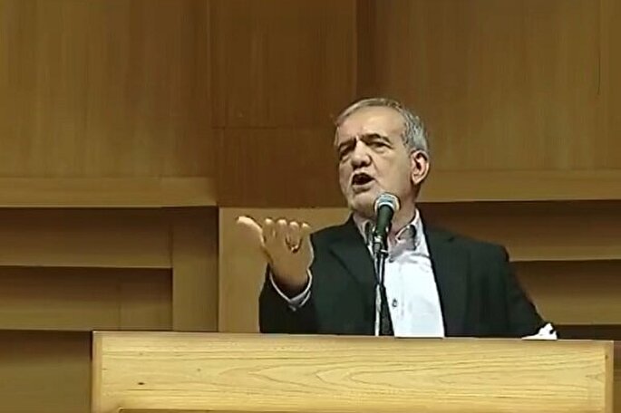 تقویت احزاب و تشکل‌ها جامعه را می‌سازد