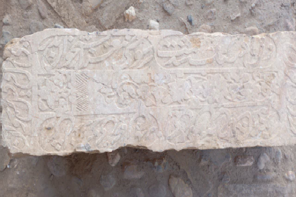 کشف سنگ قبری تاریخی در گلباف