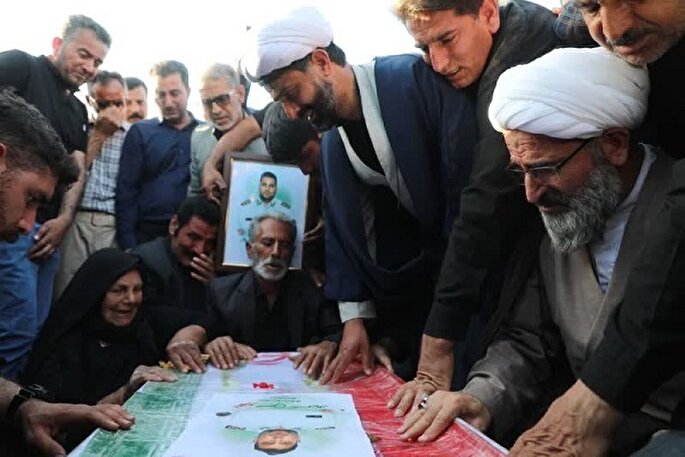 مردم شهدا را الگوی زندگی قرار دهند