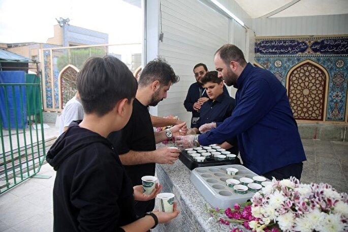 عکس | پذیرایی خادمان چایخانه حرم بانوی کرامت از زائران در روز عید فطر