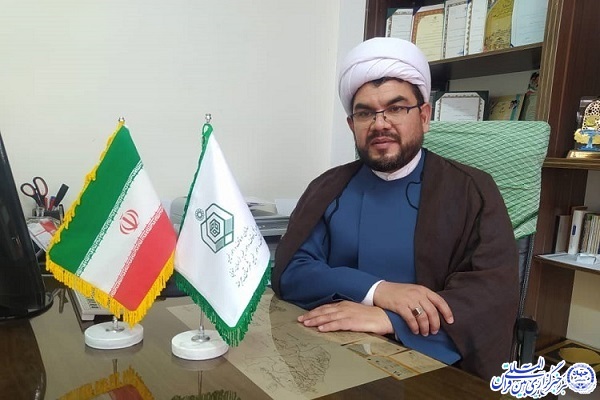 حجت الاسلام خداداد خدایی، رئیس اداره اوقاف و امور خیریه بیرجند و درمیان