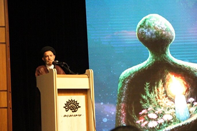 هنر انقلابی مبلغ صلح است