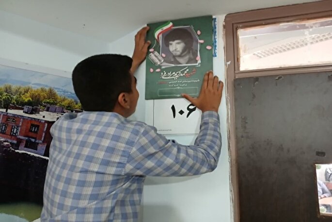 کلاس‌های دبیرستان حضرت امام(ره) مزین به تصاویر شهدا شد + عکس