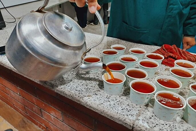 عکس | فعالیت چایخانه حضرت رضا(ع) نهاوند در دهه کرامت