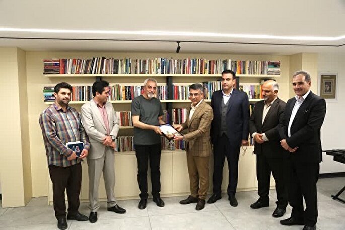 فردین صادق ایوبی «چهره هنر» سال کردستان شد