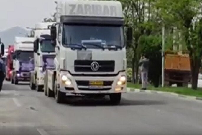 فیلم | همدردی رانندگان مریوانی با حادثه‌دیدگان بندرعباس