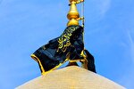 عکس | اهتزاز پرچم عزای جوادالائمه(ع) بر فراز گنبد مطهر حرم بانوی کرامت
