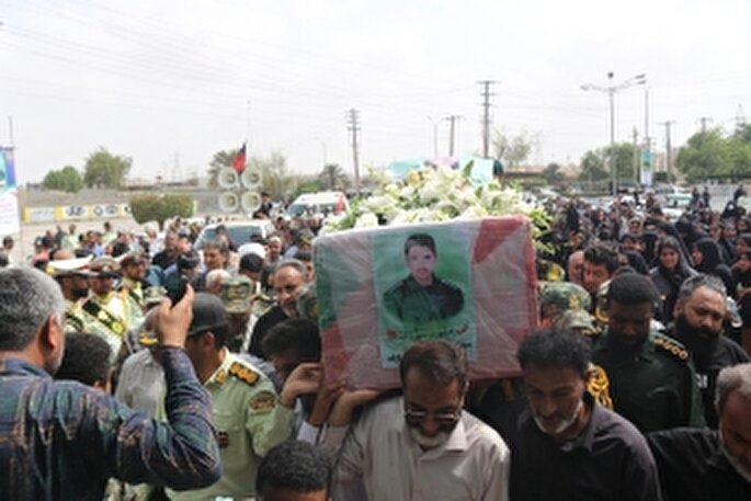 پیکر مطهر سرباز شهید «عباس بیرقی‌فرد» در بندر عباس تشییع شد