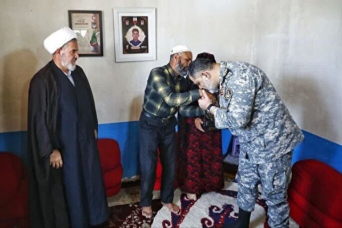 دیدار فرمانده نیروی دریایی ارتش با خانواده شهید مدافع وطن در خراسان‌شمالی