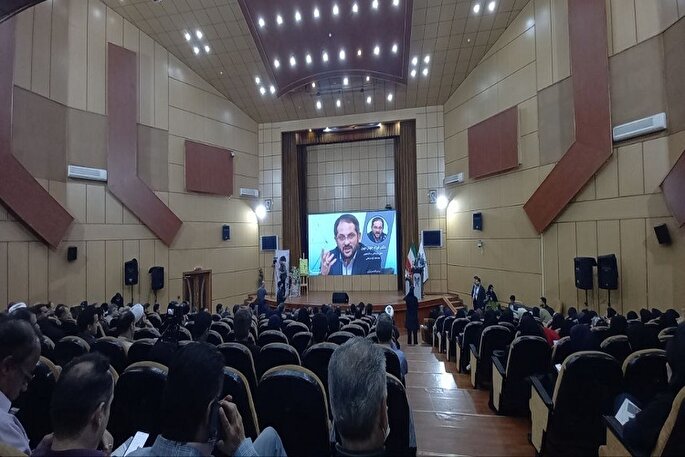 اختتامیه‌ جشنواره‌ شعر و داستان دانشگاه‌های آزاد کشور در رشت برگزار شد