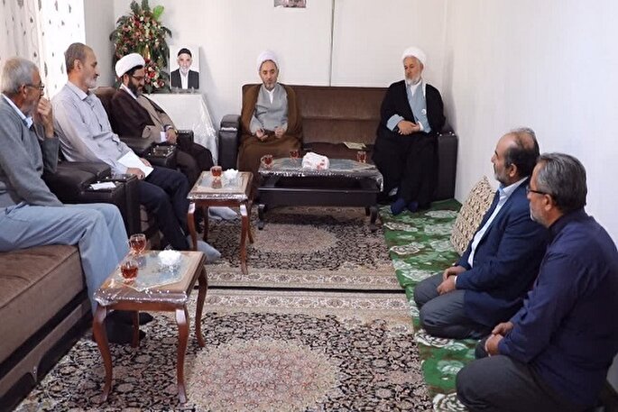 شهدا یک  مسیر نورانی پیش‌روی ملت ایران ترسیم کردند