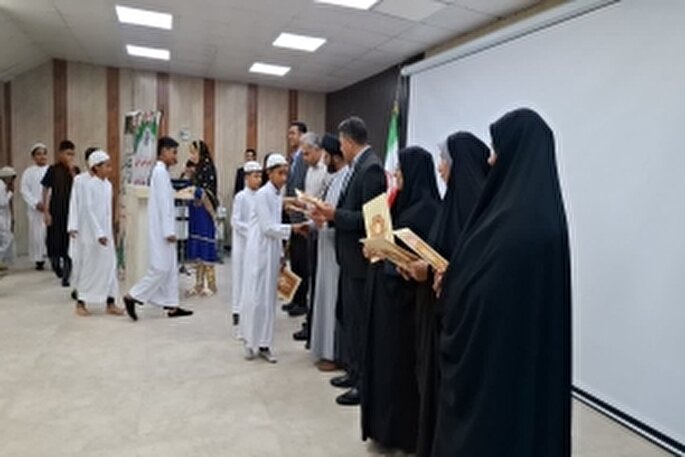 دانش‌آموزان برگزیده مسابقات قرآنی و فرهنگی بخش فین تجلیل شدند