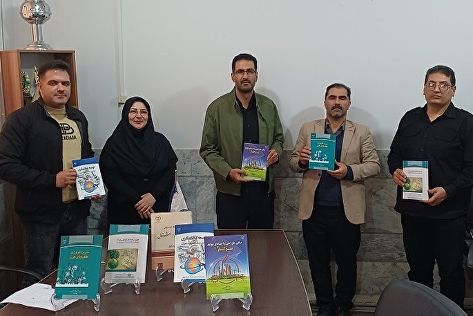 اهدای ۱۲۰ جلد کتاب به خانه‌های محیط زیست لرستان