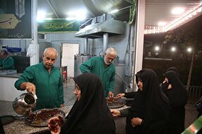 عکس| پذیرایی از زائران حرم کریمه اهل بیت(ع) در شب میلاد عقیله بنی‌هاشم