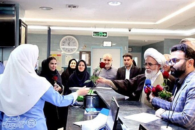 عکس | حضور امام جمعه کرمانشاه در مرکز درمانی محمد کرمانشاهی