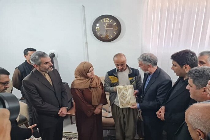 دیدار وزیر ارشاد با خانواده شهید خردسال قربانی جنایت رژیم صهیونیستی در مریوان