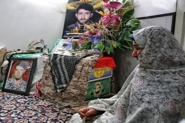 مصطفی هنوز کنار مادر است حتی اگر جسمش میان شهدا آرام گرفته باشد