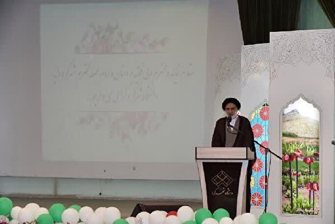 دانشگاه محل پرورش فضل و دانش است