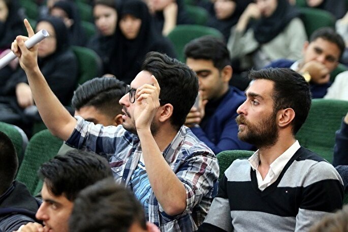 آگاهی سیاسی جوانان آینده‌ای روشن‌ برای جامعه رقم می‌زند