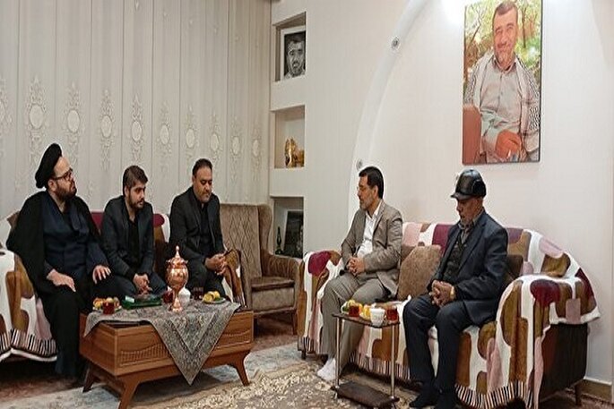 اهدای نشان جشنواره مهدویت به خانواده شهید مدافع حرم در قم