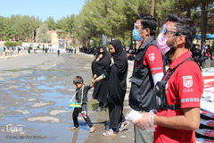 توزیع ماسک بین عزادارن حسینی