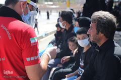 توزیع ماسک بین عزادارن حسینی