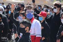 توزیع ماسک بین عزادارن حسینی