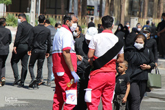 توزیع ماسک بین عزادارن حسینی