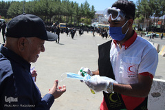 توزیع ماسک بین عزادارن حسینی