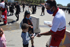 توزیع ماسک بین عزادارن حسینی